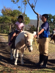 馬に乗るい　In子供動物自然公園
